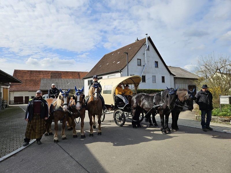 Weitere Mitglieder an der Waage in Orlach